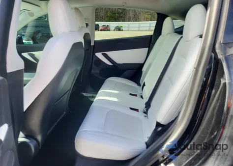 2021 Tesla Model Y z USA, uszkodzony, nr VIN 5YJYGDEE8MF075112